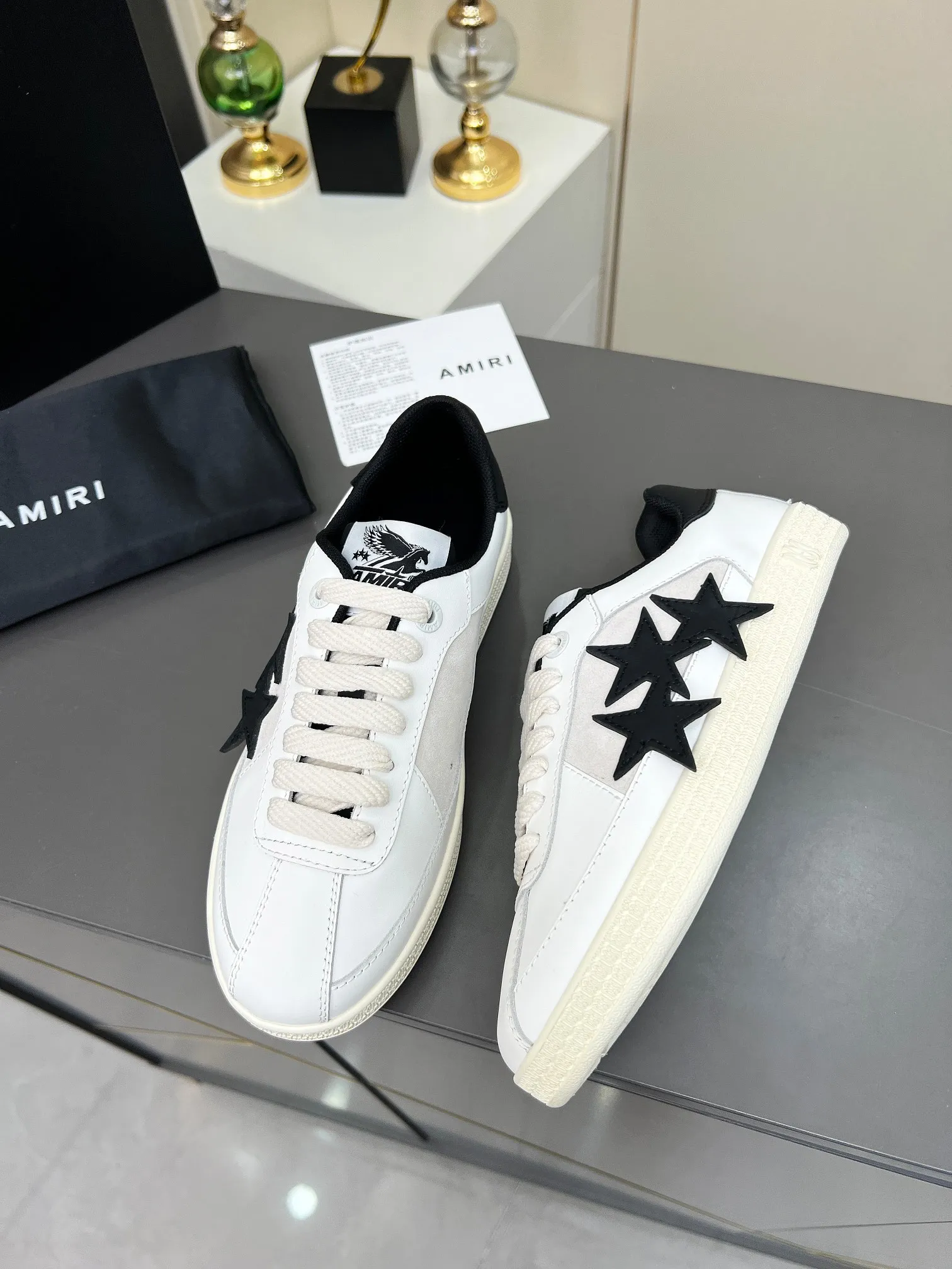 Men's Men's Shoes 💰580 Bone Shoes · AMIRI Skel-Top AMIRI 🔥 launches a new "ThePacific" series of low-top casual sports moral training shoes in the early spring of 2025. This iconic shoe covers men's and women's shoes, drawing inspiration from the brand's classic sports style and elegantly integrating West Coast style. "The Pacific" contrasting five-pointed star series is rooted in Amiri's unique California genes, showing the freedom and leisure atmosphere of the West Coast. This series launches two styles that incorporate the brand's iconic elements: the leather version is made of pure white leather with a same-color sole, and is embellished with star patterns on the side of the shoe, just like the bright starry sky of California. The black and ocean blue colors are shared by men and women, and there is also a red star model exclusive for men and a light pink star model exclusive for women. The suede model is decorated with the brand's classic bone pattern on the side of the shoe. The rubber sole and suede fabric complement each other. The color scheme covers black, chocolate and sand, and is suitable for both men and women. Made of imported cowhide and decorated with bone pieces on the sides of the upper, it is novel and unique and has a good three-dimensional effect! High-density breathable mesh lining + original molded TPU outsole 🙏 Recommended by celebrities, bloggers and internet celebrities, 🚵🏻 an indispensable item for shopping, partying and traveling. One of the most unmissable sneakers in 2025 ✦Color: 10 colors available ✦Size: Women’s size 35--40 ✦Size: Men’s size 39--45